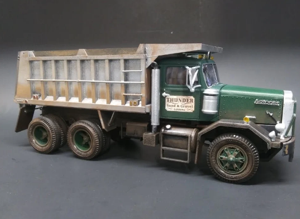 AMT Autocar DC9964-B Dump Truck 1:25 - AMT1150
